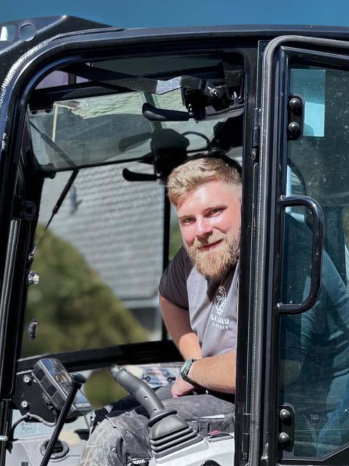 Sören Warmer im fertigen Garten